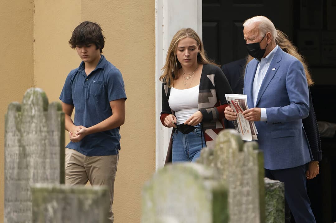 拜登孙女(拜登携孙辈亮相,21岁孙女与15岁长孙搂抱似情侣,小孙女脸色