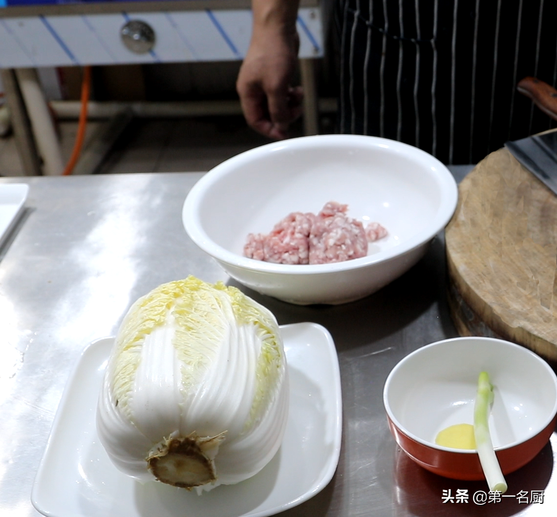厨师长教你白菜肉卷的家常做法，荤素搭配，营养美味，好吃又下饭