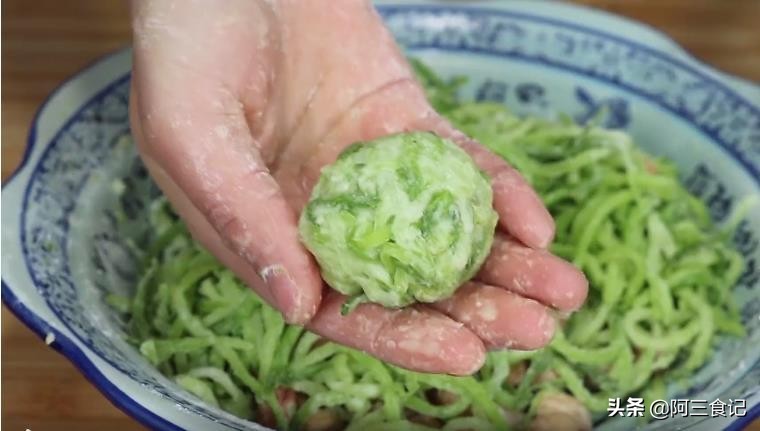 萝卜别再腌着吃了，加1把花生米，教你新做法，营养解馋比肉还香