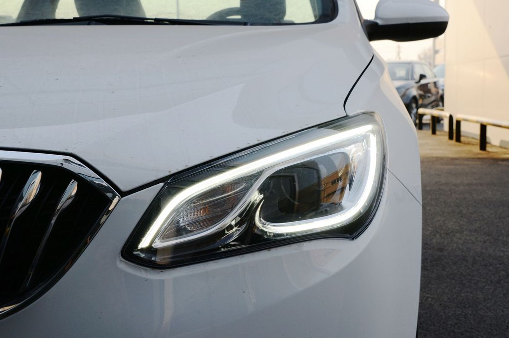 日间行车灯有什么样的作用,能不能关闭?老司机:不能,又实用