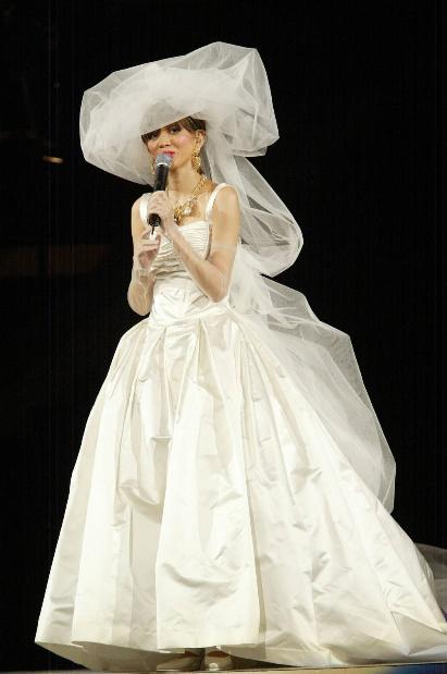 梅艳芳罕见照：从4岁到40岁，34张照片看尽“女人花”短暂的一生