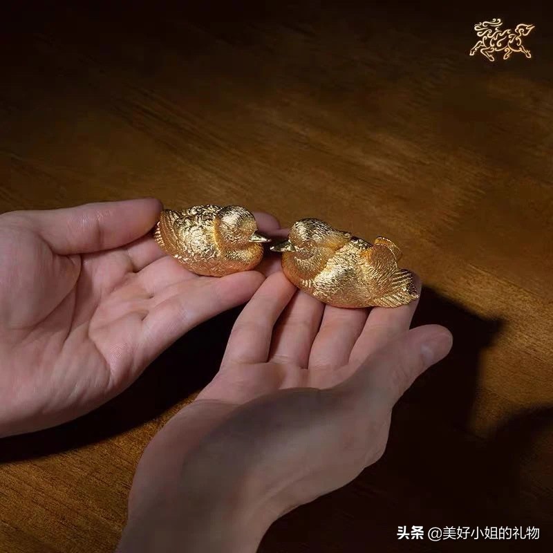 朋友结婚除了份子钱要送礼物吗（新婚礼物和份子钱）