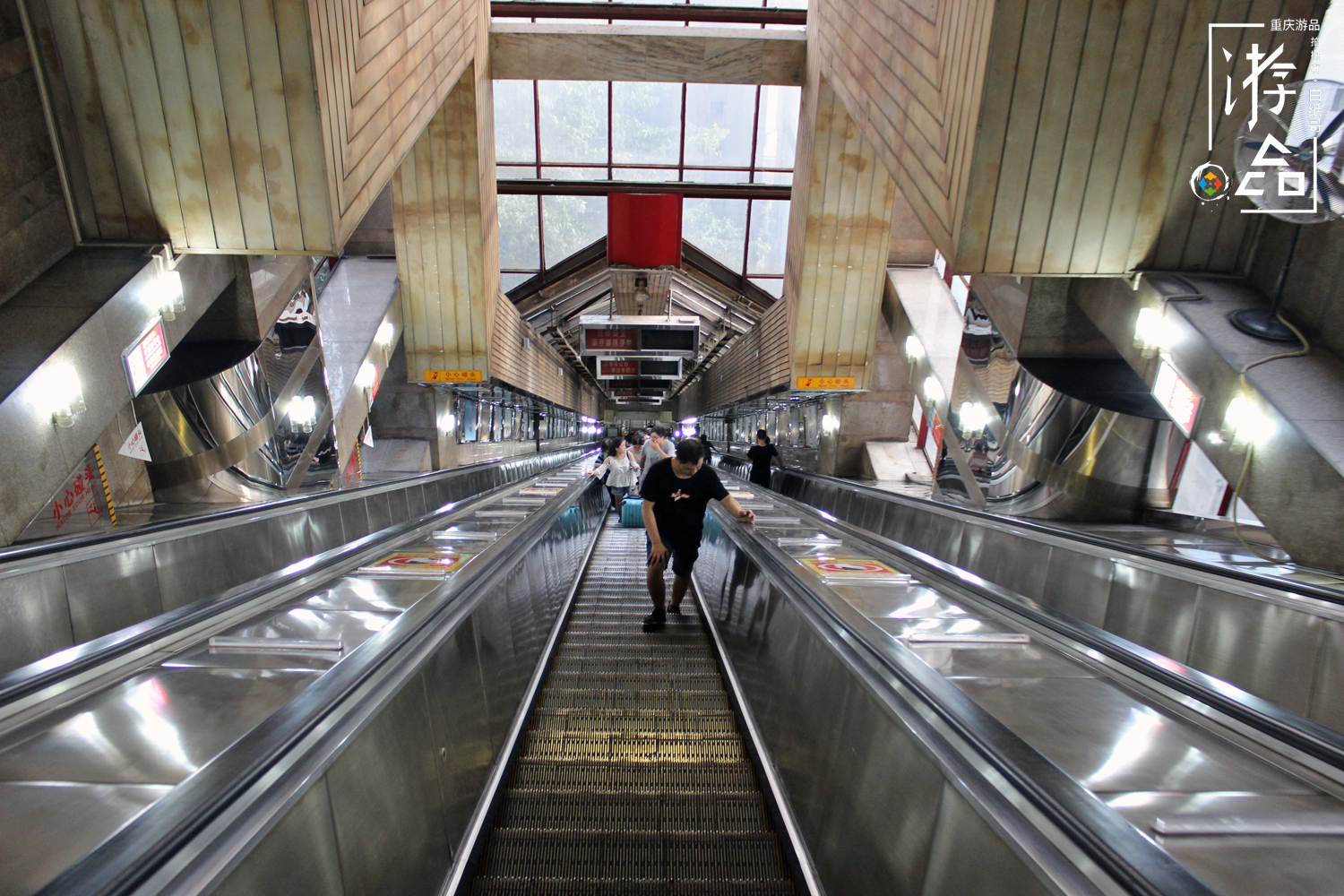 过年游重庆之特色交通篇:在轻轨上穿楼,被皇冠大扶梯吓破胆