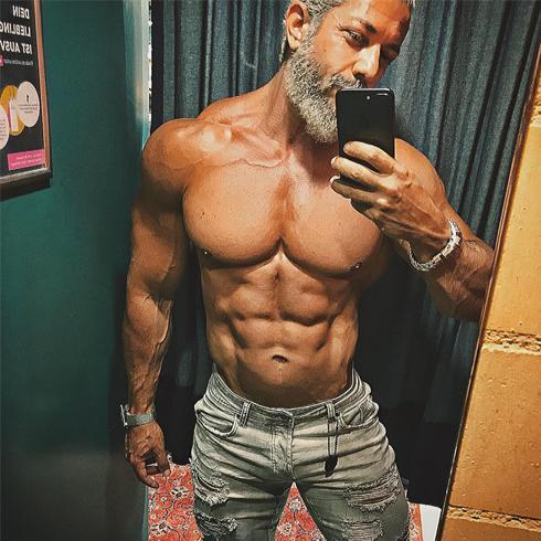 人到中年不油膩，43歲大叔，用8個月時間，打造了一身健碩肌肉