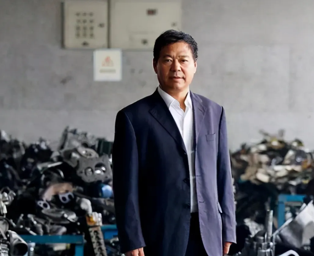 进监狱、斗殴、举报偷税…蓝翔创始人夫妇反目续集来了