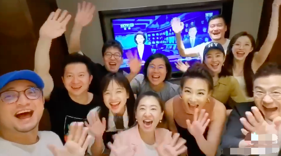 央视天团聚会！李梓萌穿露肩装颜值出众，仨新晋美女主持同框比美