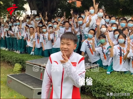 吓坏了!全红婵拜访中学被同学们排山倒海欢迎,笑着说:你们好恐怖!