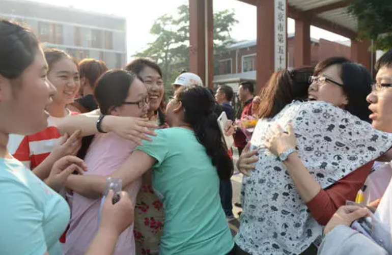 国内985高校排名大洗牌，清华北大并驾齐驱，国防科大排名下降