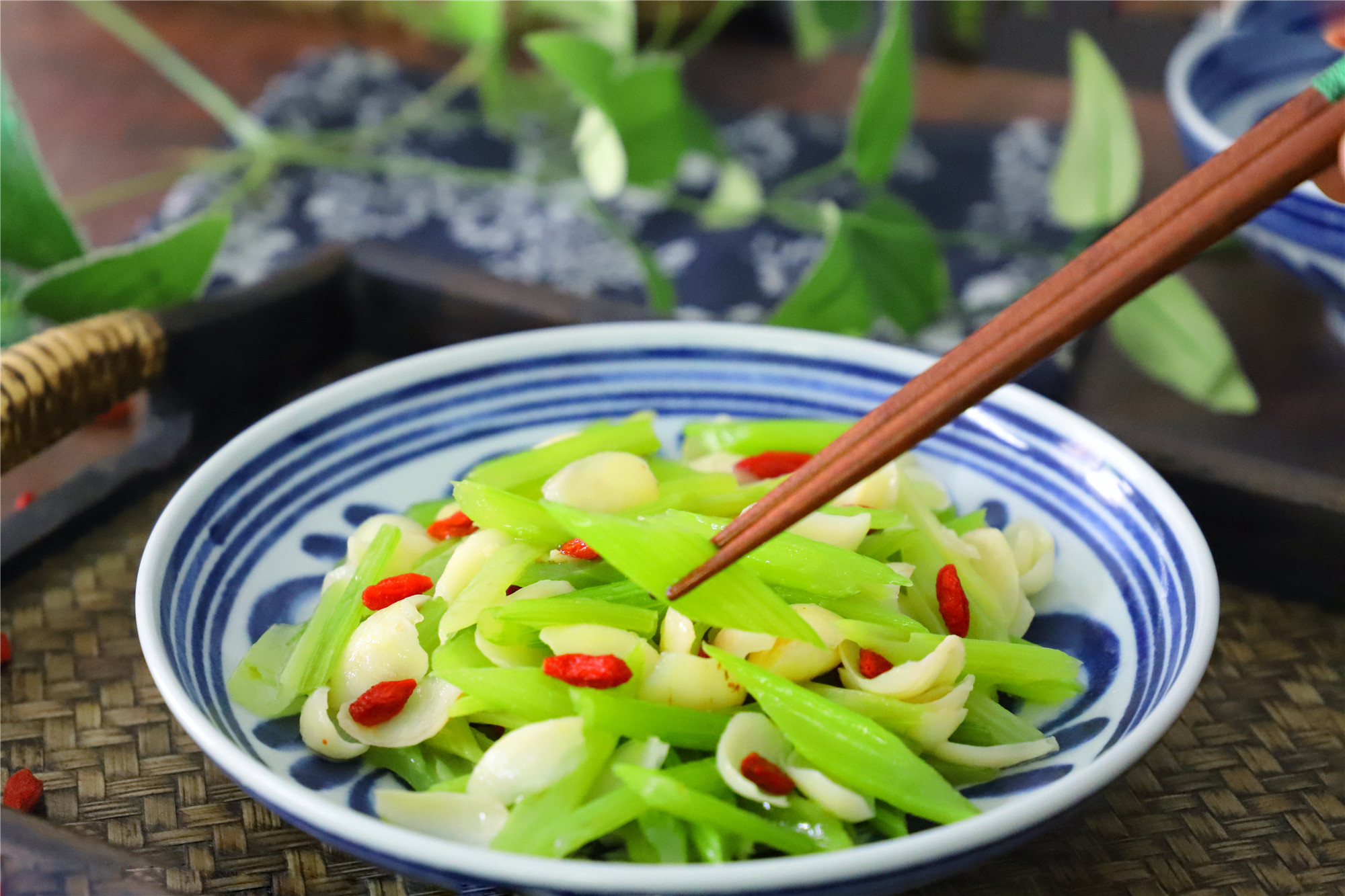 夏天,芹菜百合是最佳搭配,隔三差五吃,解暑安神,美味不长肉