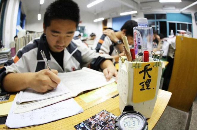 高考不能“复读”已成定局？官方做出回应，家长们表示喜忧参半