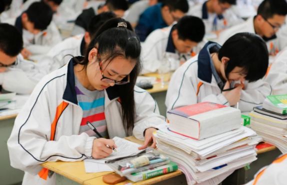 高考有失公平？清华大学自降门槛招外籍生引争议，教育部作出回应