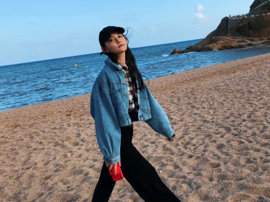 怪不得蒋依依读书时就有人追，看清她的校园穿搭后，换我我也追！