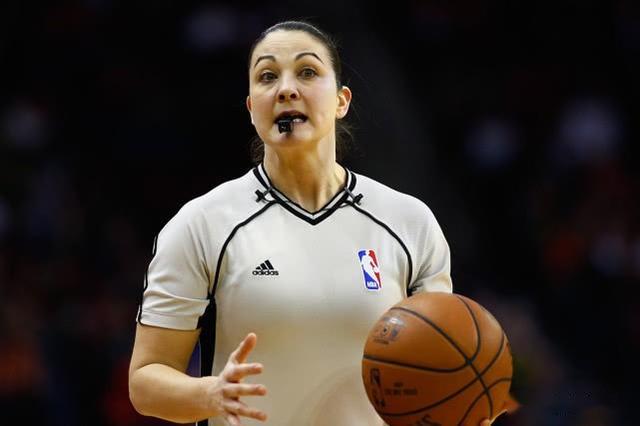 nba为什么娶女裁判(NBA为何聘请女裁判？她用了十年才进了联盟，因一次劝架一夜走红)