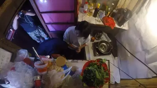 公婆、亲妈、夫妻俩住同一家，纸板隔成3间房，窄小难转身，隐私成谜