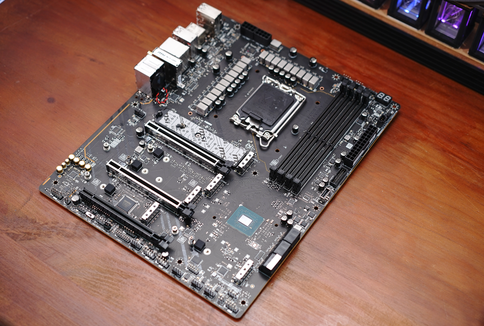 intel酷睿12代首发“座驾”来了！微星Z690 CARBON WIFI抢先开箱