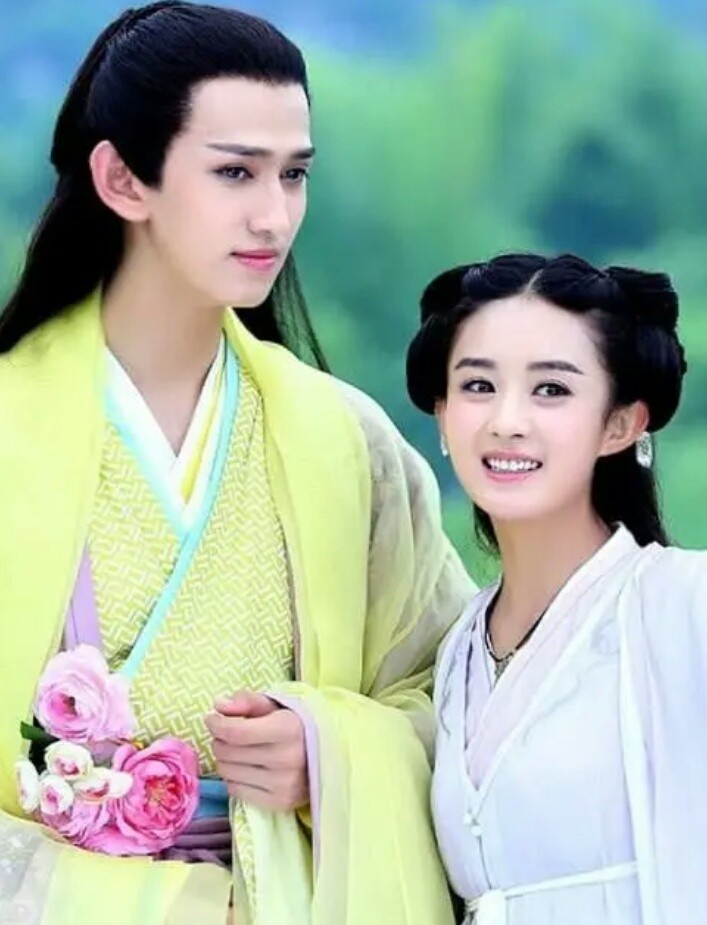 比较有意思的是,马可扮演的男二杀阡陌成了剧中白月光,赵丽颖演的小骨