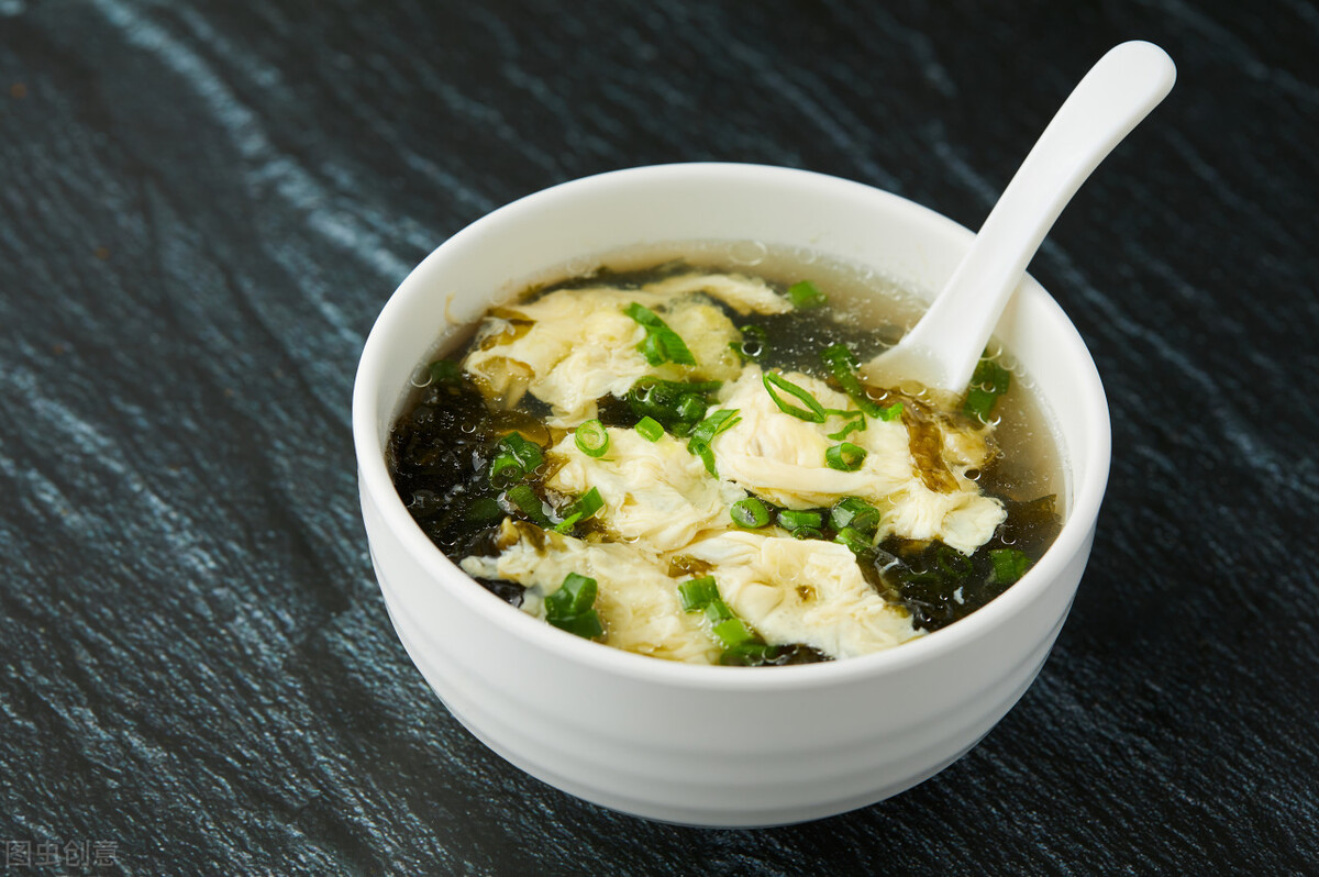 做紫菜蛋花汤,紫菜直接下锅可不行,多做一步,丝滑鲜香没腥味