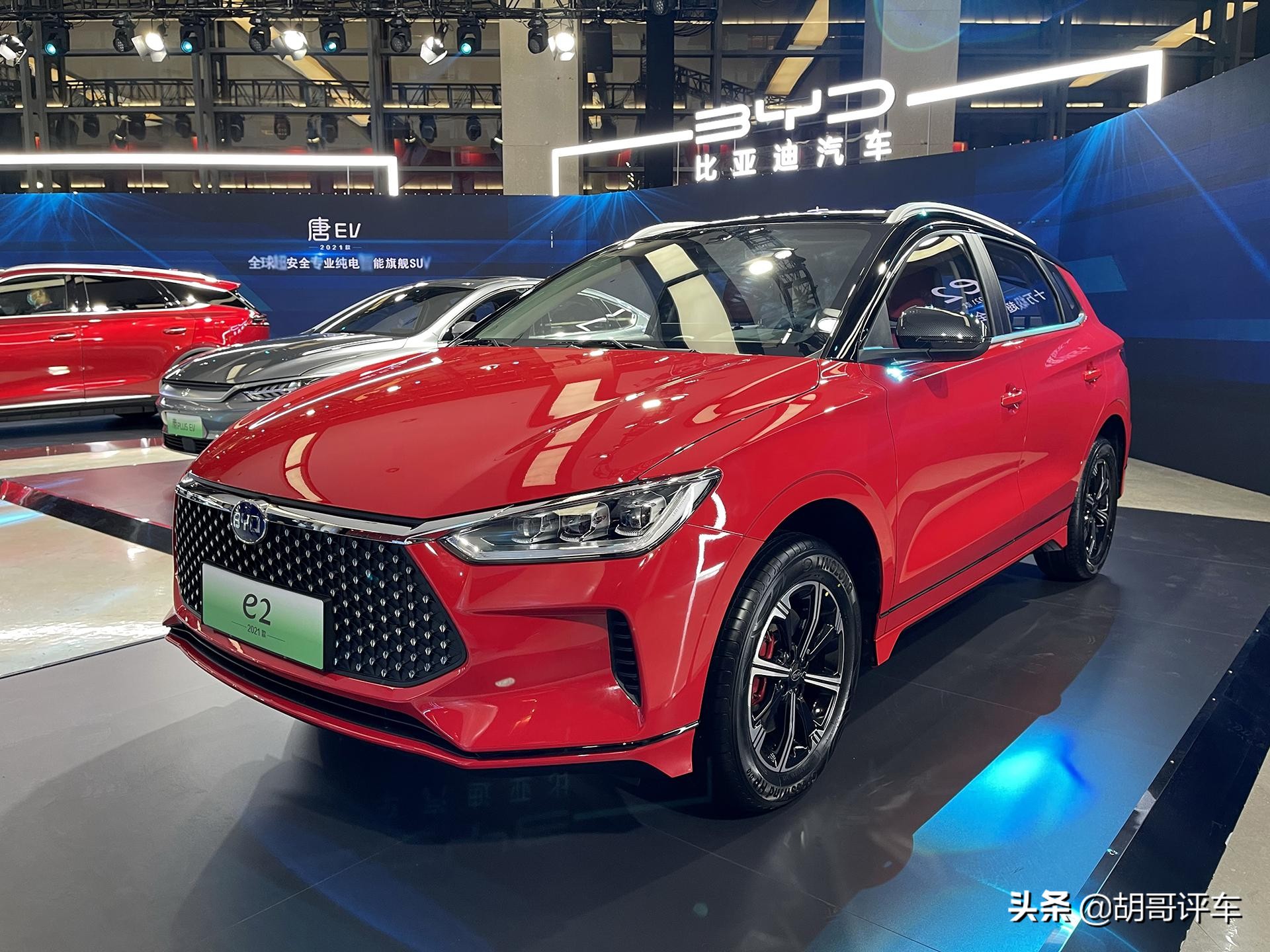 带有运动外观套件,精致电动小车,空间大,实拍比亚迪e2