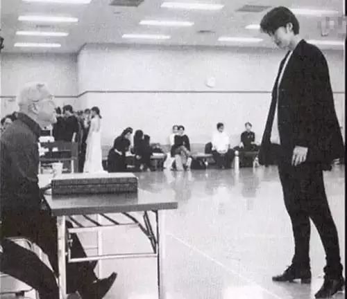 宝冢歌剧团｜top男役的王座之下，是400位少女十余年的青春献祭