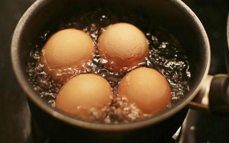 煮鸡蛋时用冷水还是热水？有个关键步骤别做错，否则容易残留细菌