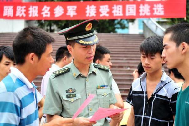 高中入伍和大学入伍有啥区别？看完才知道，两者差的不是一星半点
