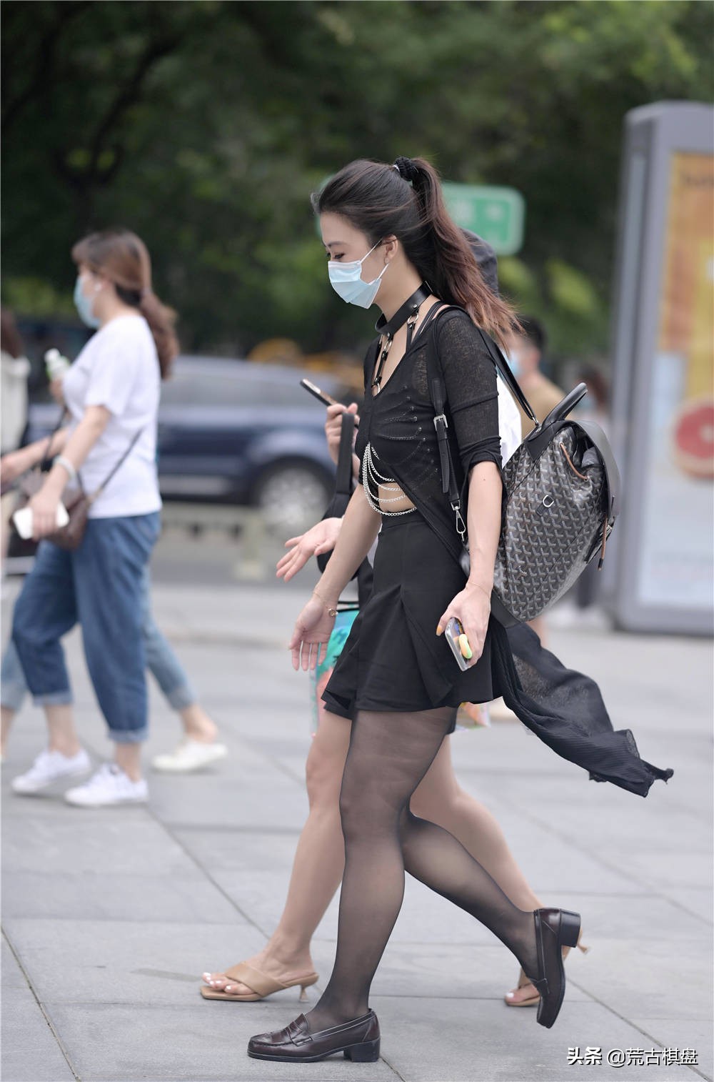 初秋时节，穿着黑色丝袜的姑娘也多了，是搭配平底鞋还是长靴呢？