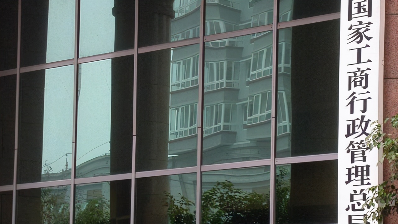 今后想当公务员，有哪些专业适合考公务员？为何推荐这4个专业？