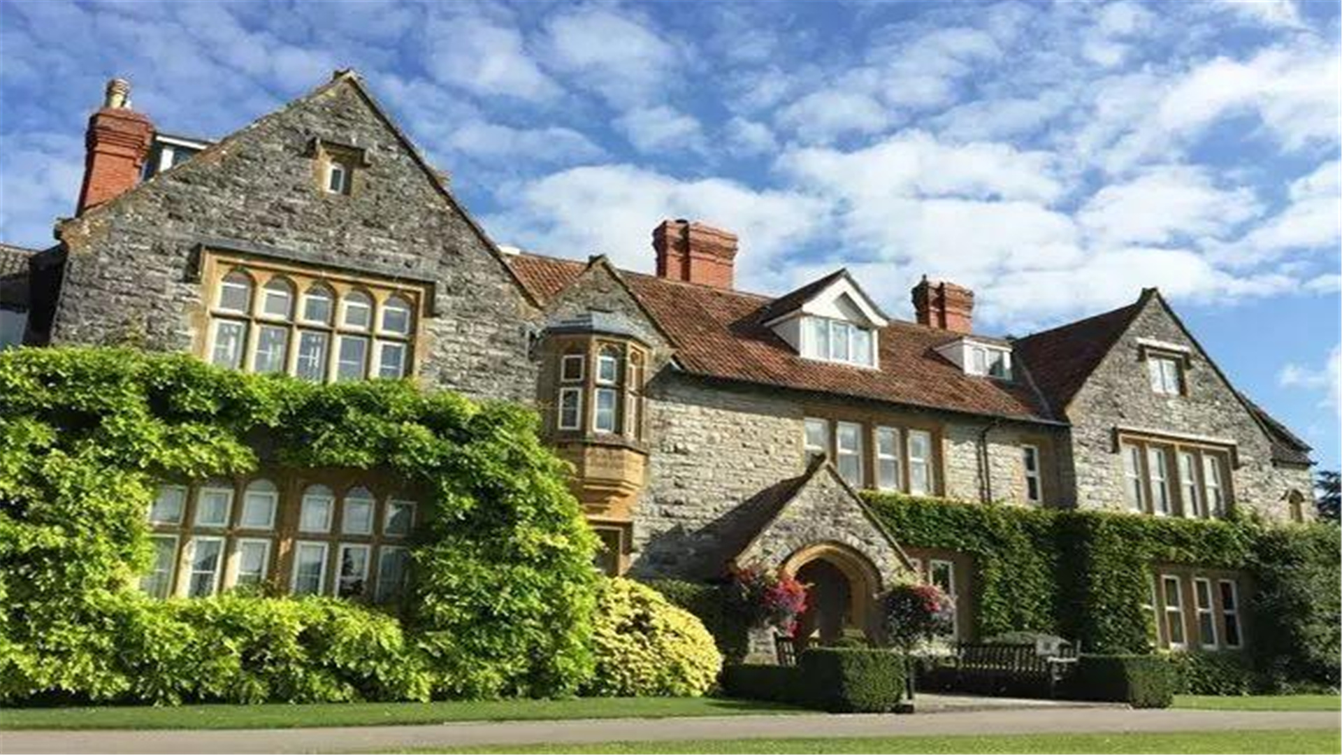 云南6大“贵族”学校盘点，学费1年12万，网友直呼“豪横”