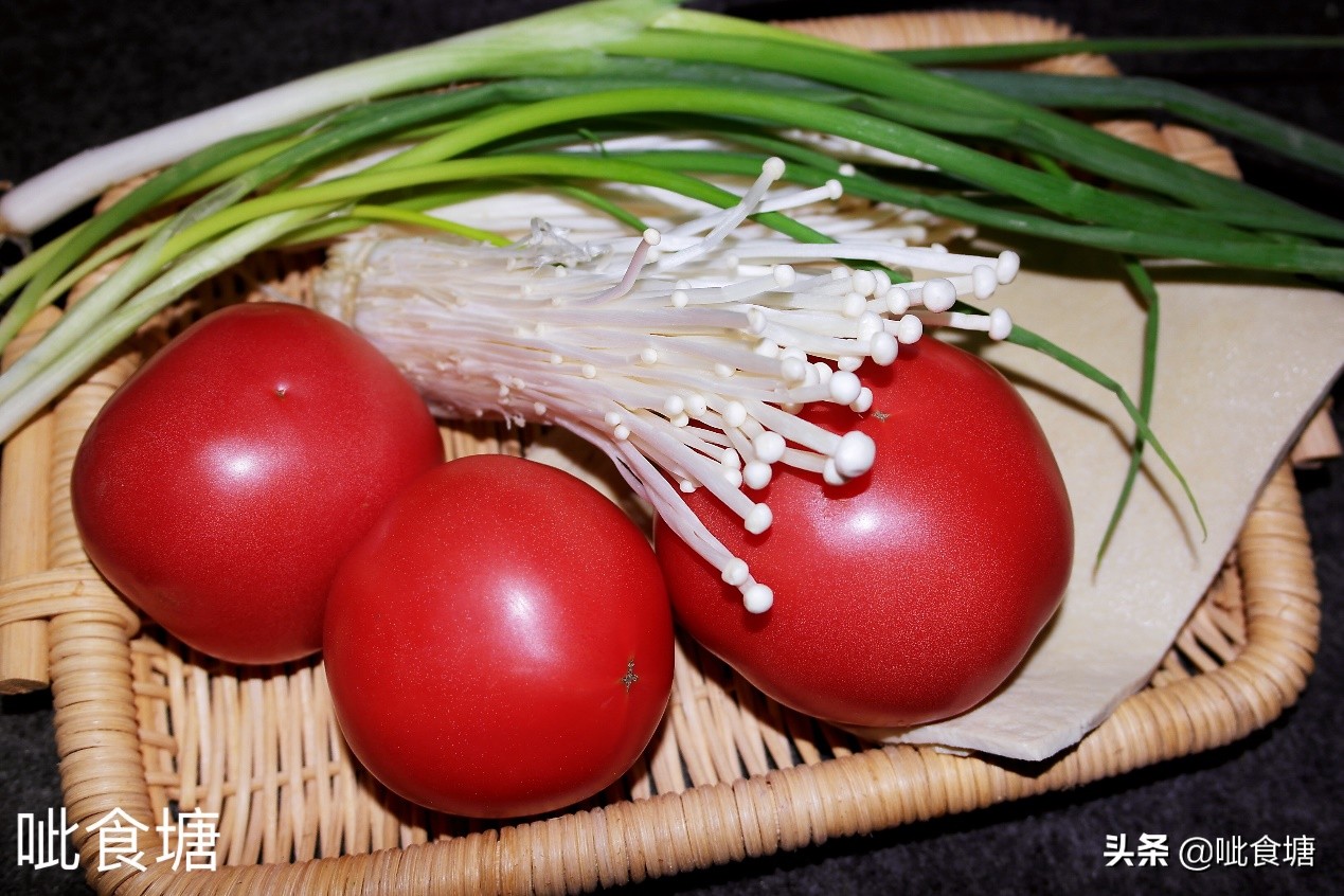 番茄金针菇这么炒，香味扑鼻，儿子爱吃，我家常做，十分钟做一盘