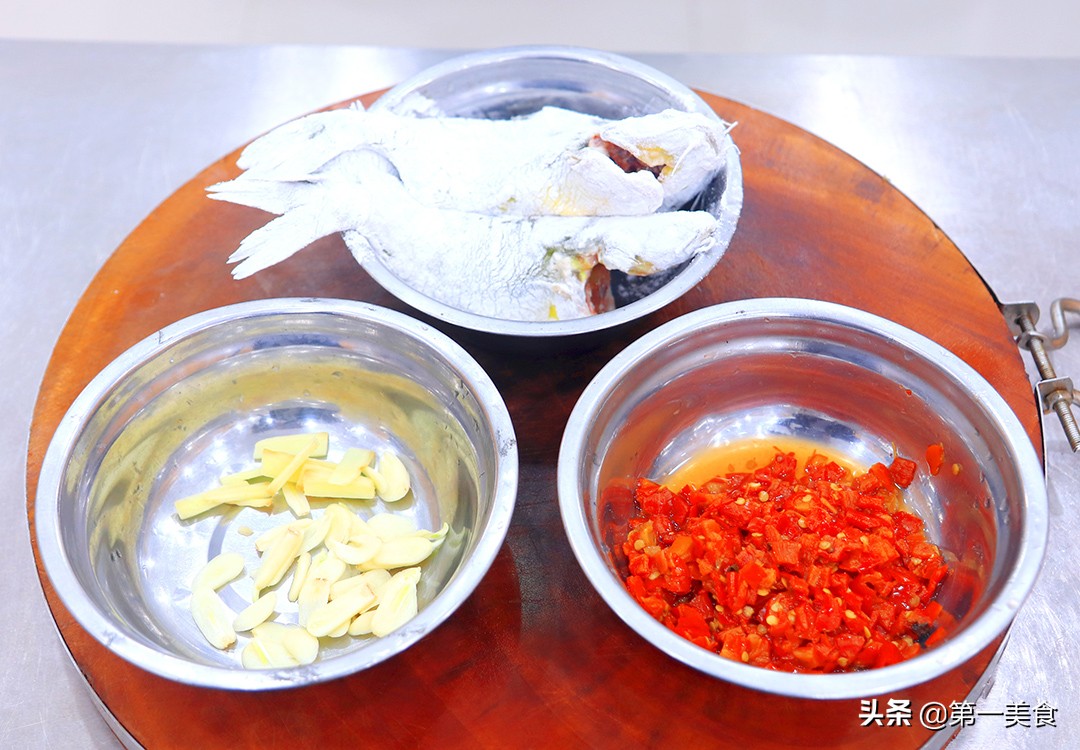 炖小黄鱼很多人第一步就做错了，难怪不好喝，厨师长教你正确做法