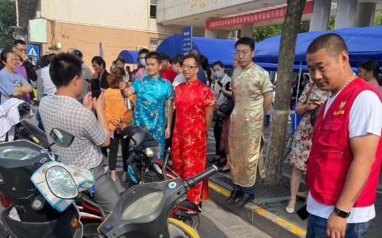 高考“旗开得胜”的老爸走红，艳压众多家长，妈妈穿旗袍都没比过