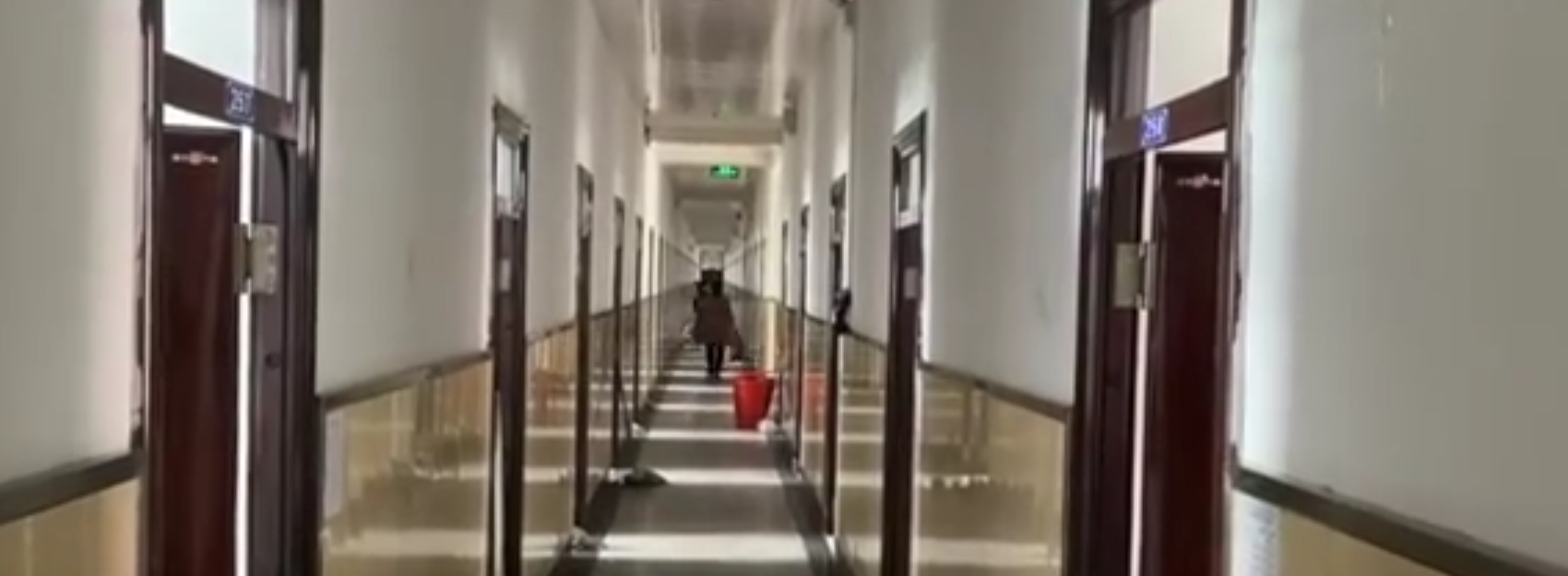 学校竟用泡沫板当床垫？校方回应，统一使用便于防潮