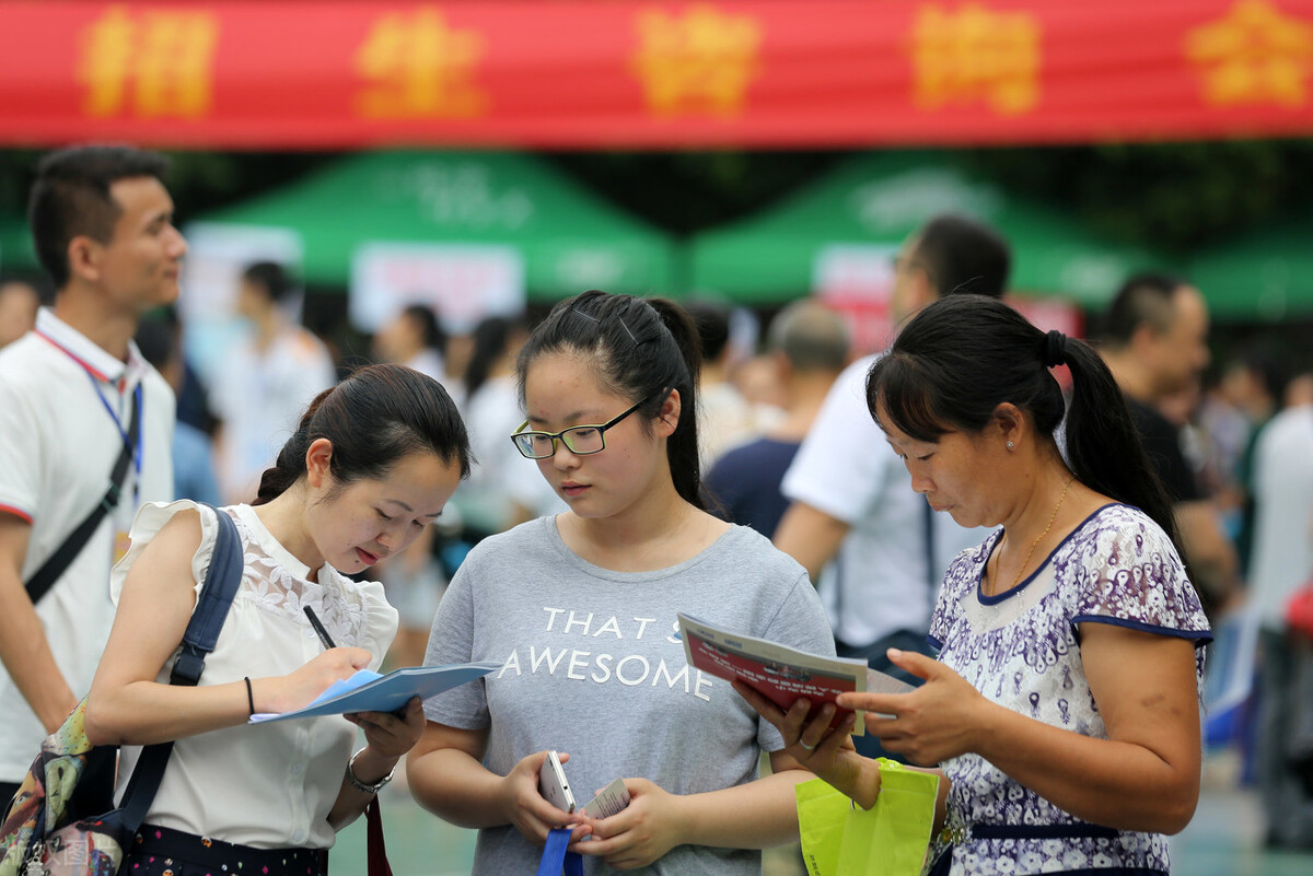 最新消息！10省高考分数线已公布，四川理科一本线521分排首位