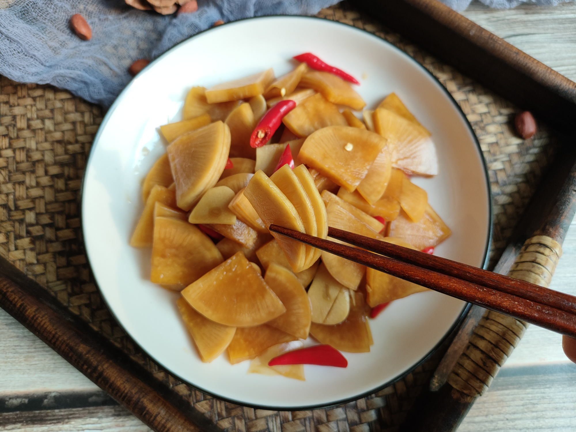 相信不少朋友都吃过酒店里那种秘制萝卜片,口感清脆爽口,口味酸甜微辣