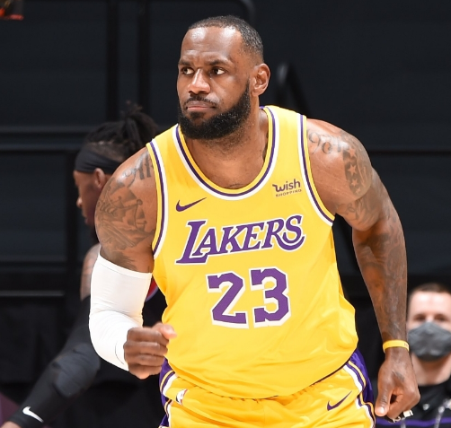 nba哪些队打小球(若在NBA现役球员里 组一套小球打法最强阵容，都应该有谁？)