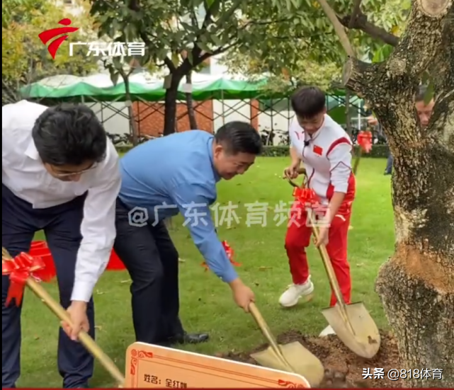 吓坏了!全红婵拜访中学被同学们排山倒海欢迎,笑着说:你们好恐怖!