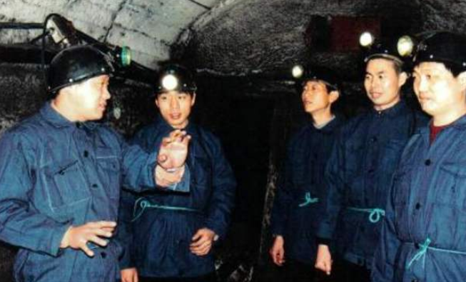 2002年，煤矿工张前东，带领60个工友矿难自救，平凡又伟大