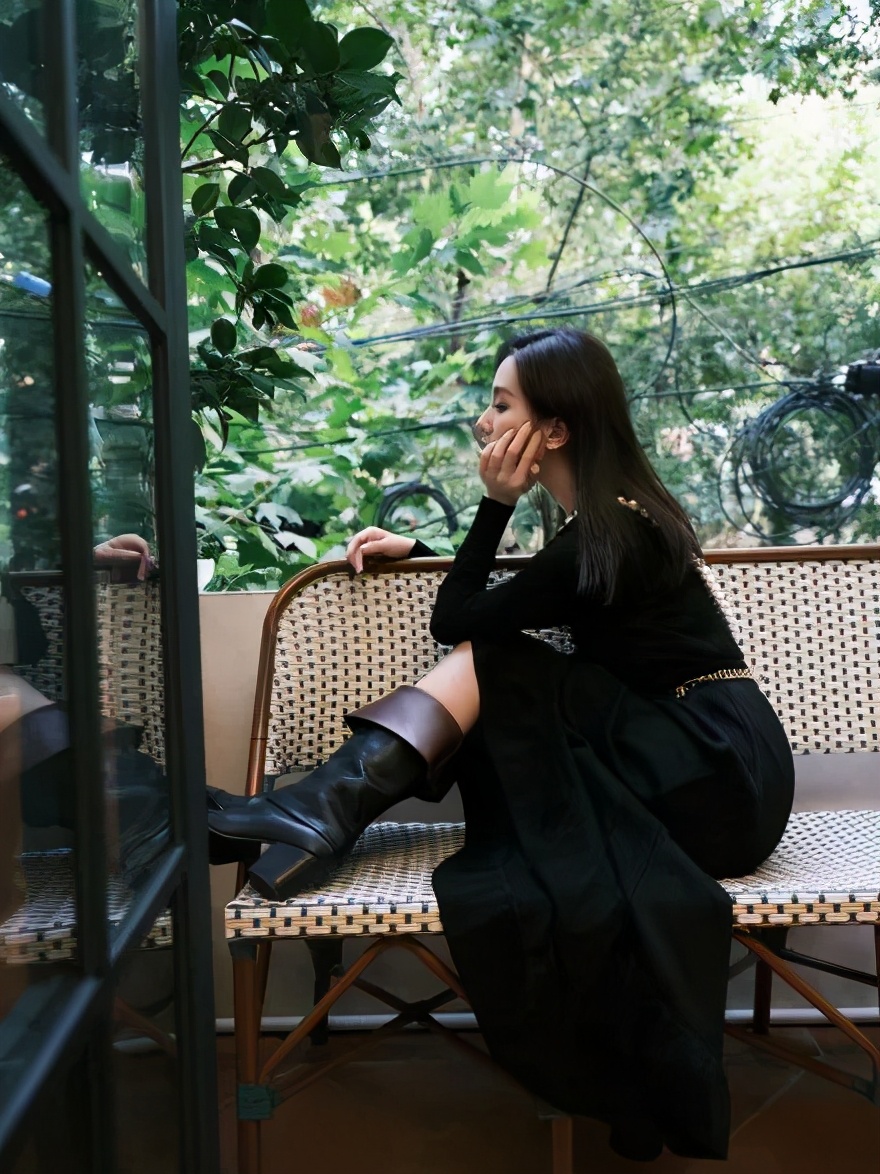 又被香奈儿支配了！秋冬时尚单品是紧身裤袜+七里靴，她们都穿了