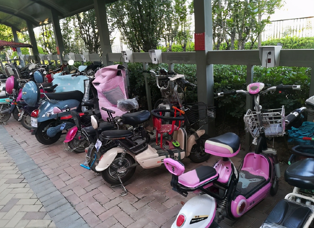电动车“每天充电”和“用完再充”，哪个更伤电池？早知道早受益
