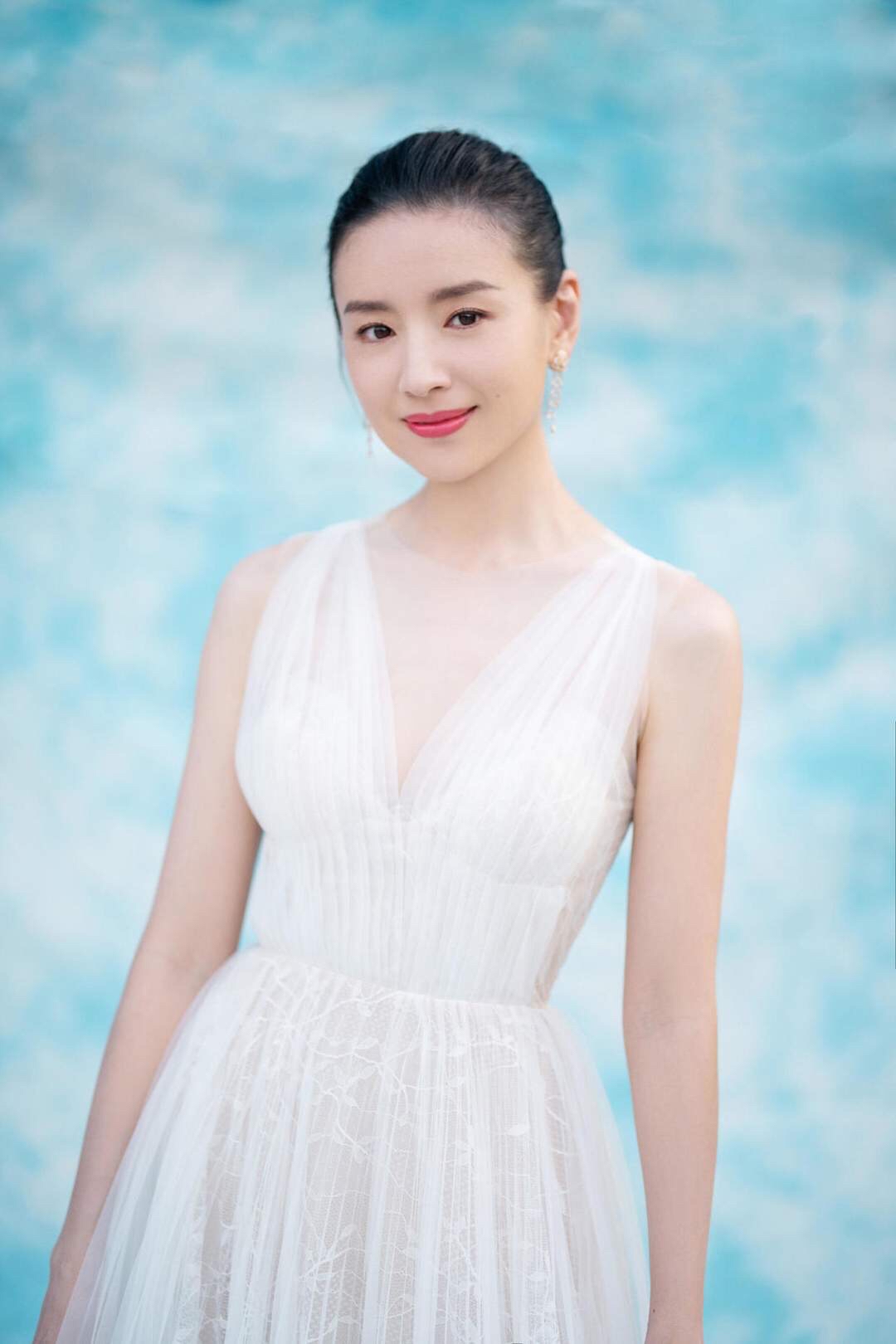 董洁尝试新造型,泡面卷发配黑色"蜘蛛裙",已不见当初清纯气质