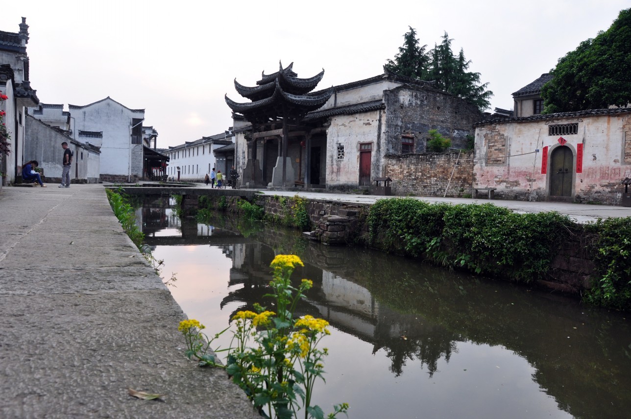 淳朴,而被誉为"唐朝模范村",是徽州历史悠久,人文积淀深厚的文明古村