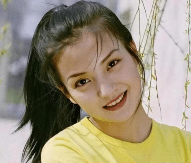 成名前的赵薇,爷爷是烈士舅舅是影星,从中专生到爆红只用五年