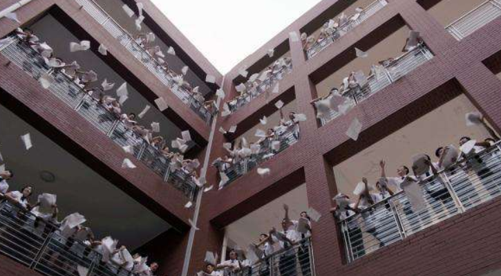 17年前那个高考学子，勇斗歹徒后被清华破格录取，现在怎么样了？