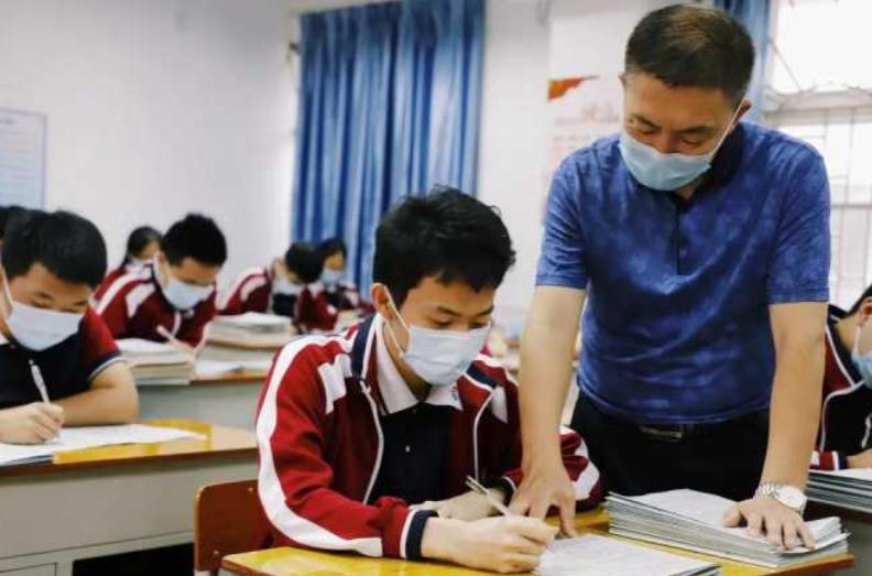 孩子成绩一般，选公办高中好还是民办高中好，希望你没选错