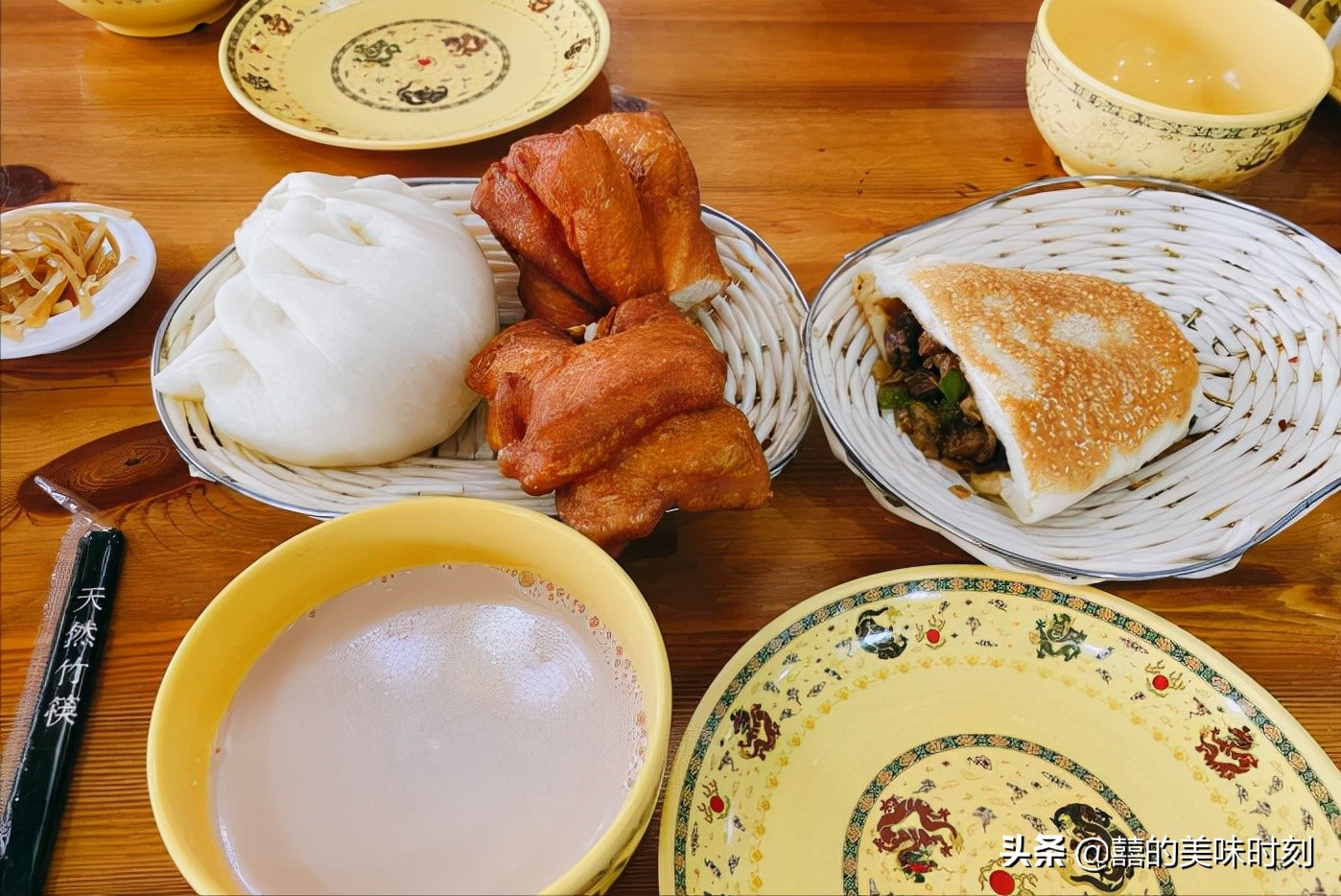 内蒙古县城里的小饭馆，菜量大到惊人，外地游客却无福消受
