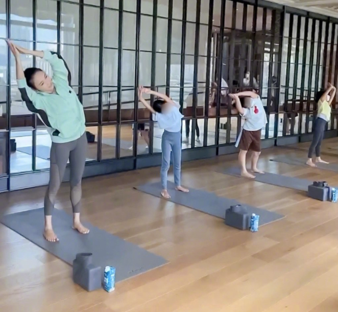50岁黎姿带女儿练瑜伽！躺地上用四肢架起孩子，母女4人长腿瞩目