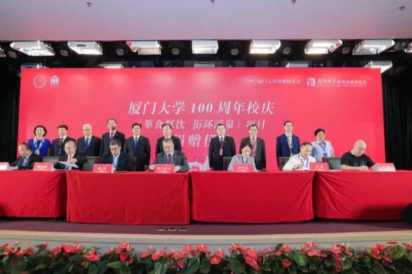 厦大开学典礼惹争议，为啥现场摆满“矿泉水”，新生无一人到场？