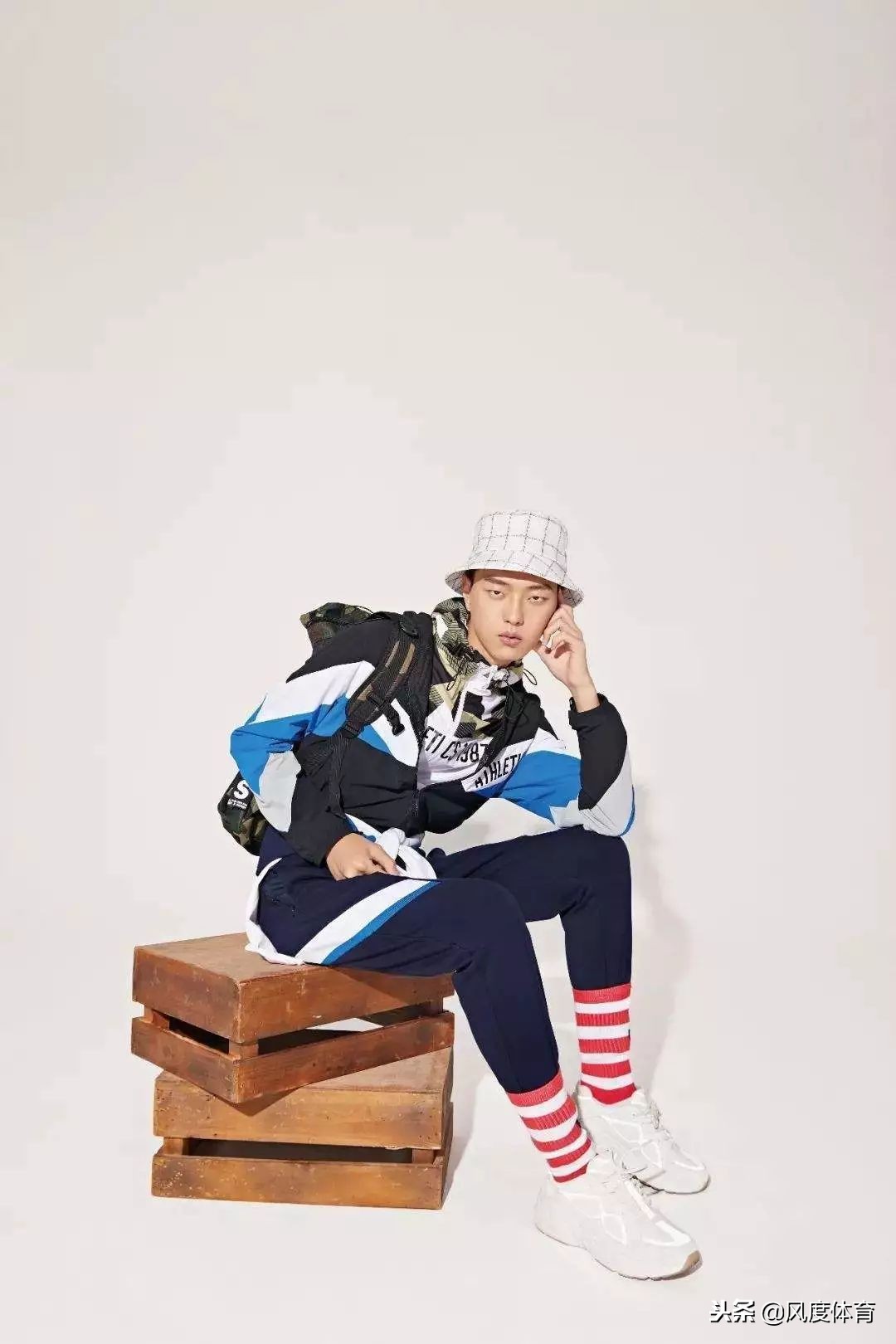 难道范丞丞也穿国产运动装?