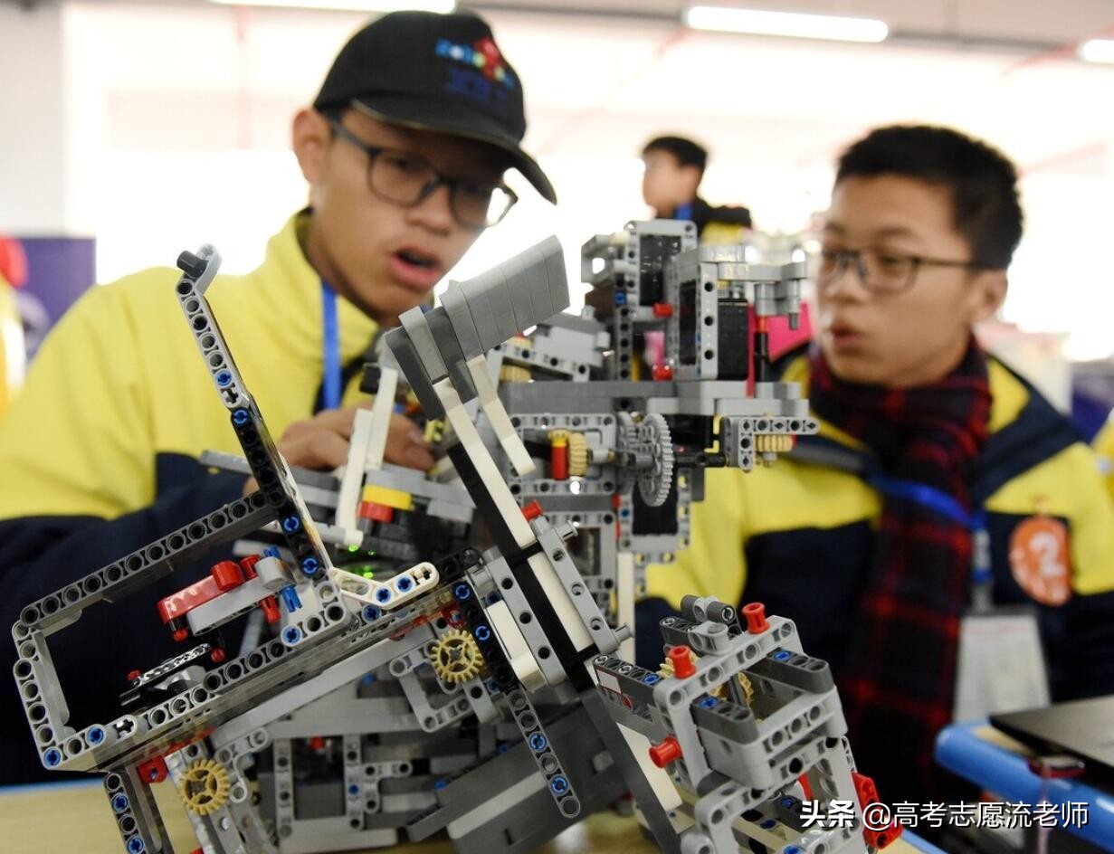 初中考不上高中，读“3+2”职高好还是上技校好？职高的路会更宽