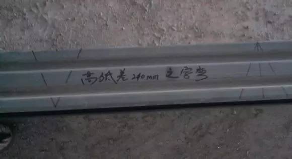 桥架不**要45°弯，如果空间允许，越小的角度越利于放电缆